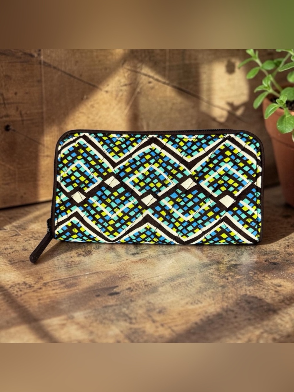๐๐VERA BRADLEY๐๐Rain Forest RFID Georgia Wallet/NWOT - Picture 1 of 4